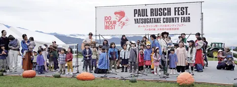 カンティフェアの看板の前で演奏するヨハネ楽団