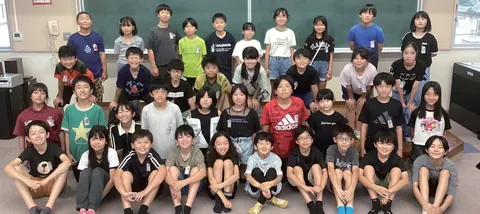北杜市立高根東小学校の児童の集合写真