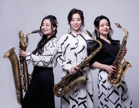 サックスを持つTSUKAMOTO SISTERSの3人